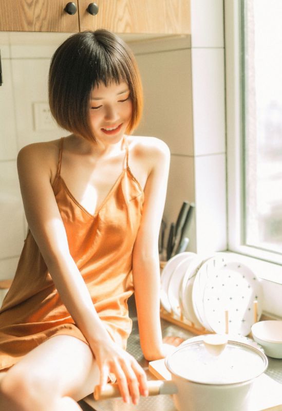 吊带裙短发少女唯美丰韵美腿写真