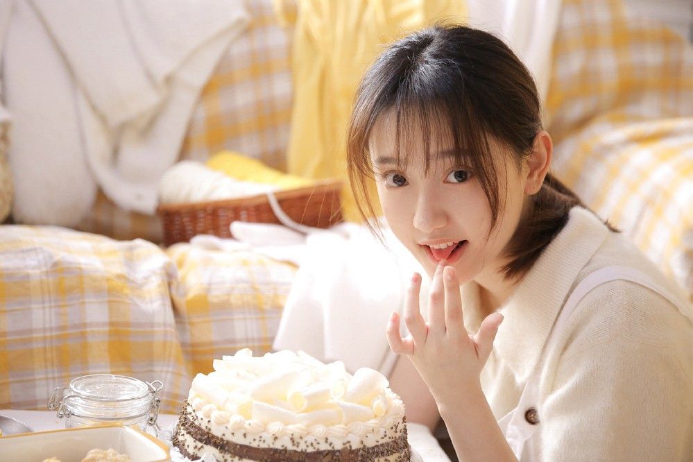 居家白嫩清纯美女天然无邪眼神氧气素人写真图片