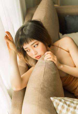 吊带裙短发少女唯美丰韵美腿写真