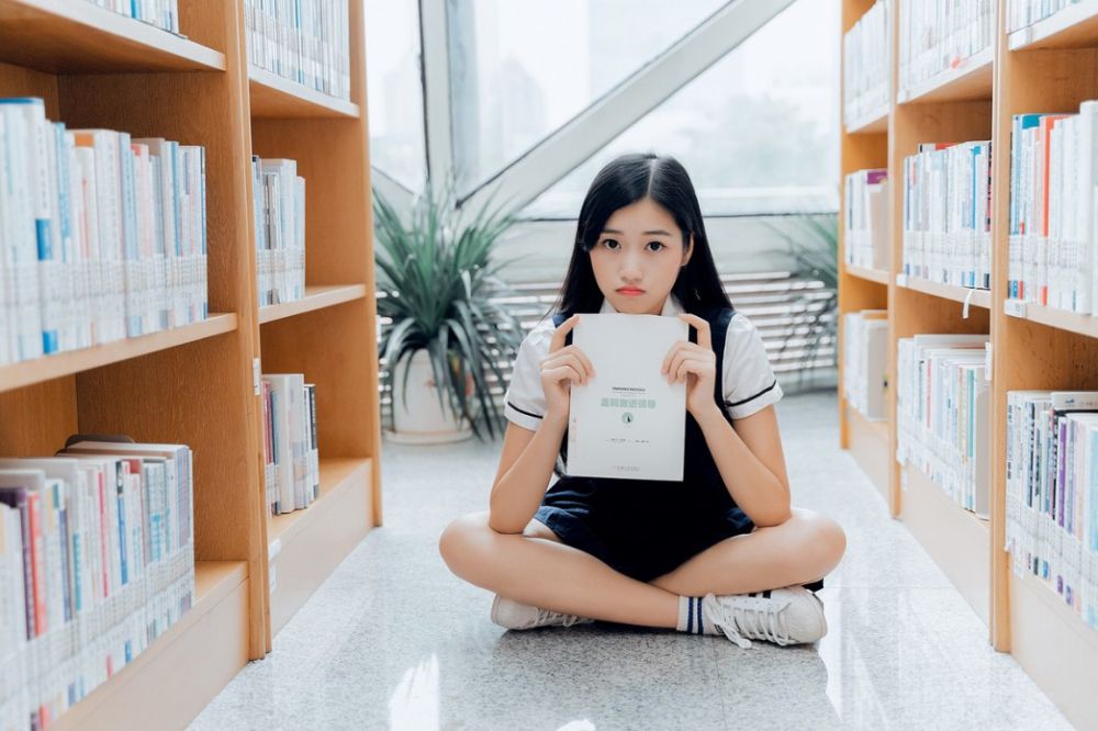 图书馆文艺气质美女校花清纯养眼图片