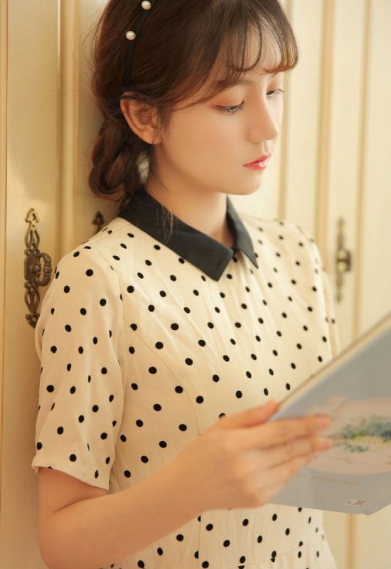 长发吊带内衣美女白嫩尤物私房美腿清纯写真