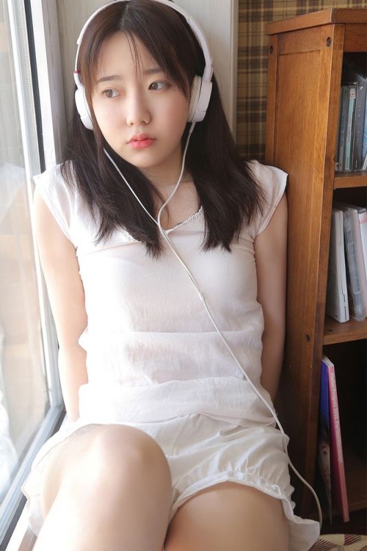 素人少女私房内衣纯净无邪眼神写真