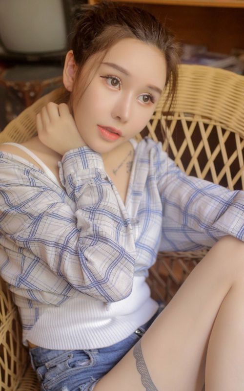 清雅娇俏美女模特吊带露肩大胆妖娆美腿写真