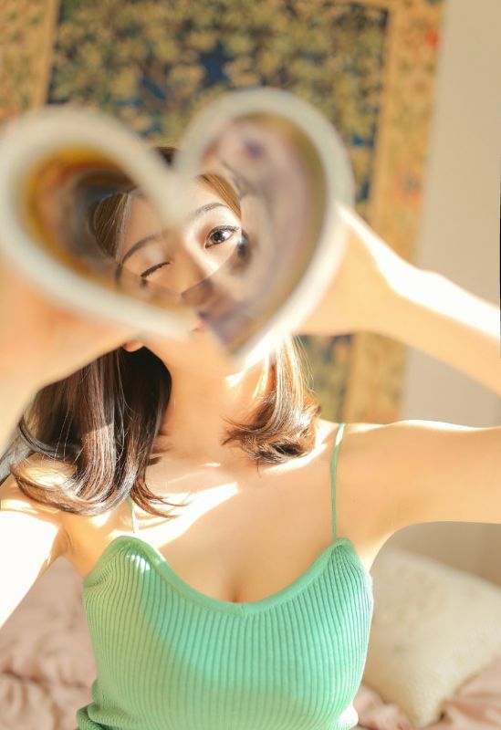 长发美女酥胸半裸内衣勾魂性感床上写真
