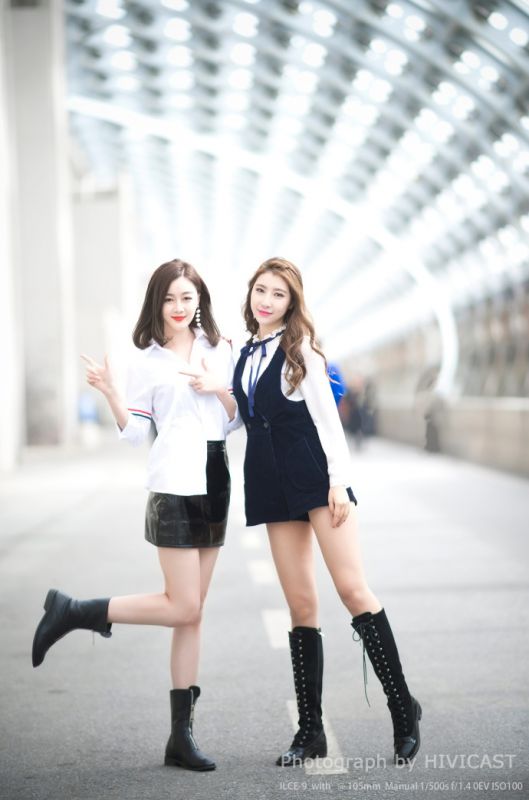街头美女长腿翘臀超短裙漂亮闺蜜性感写真