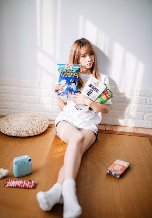 长发时尚少女美腿热裤甜美迷人笑容写真