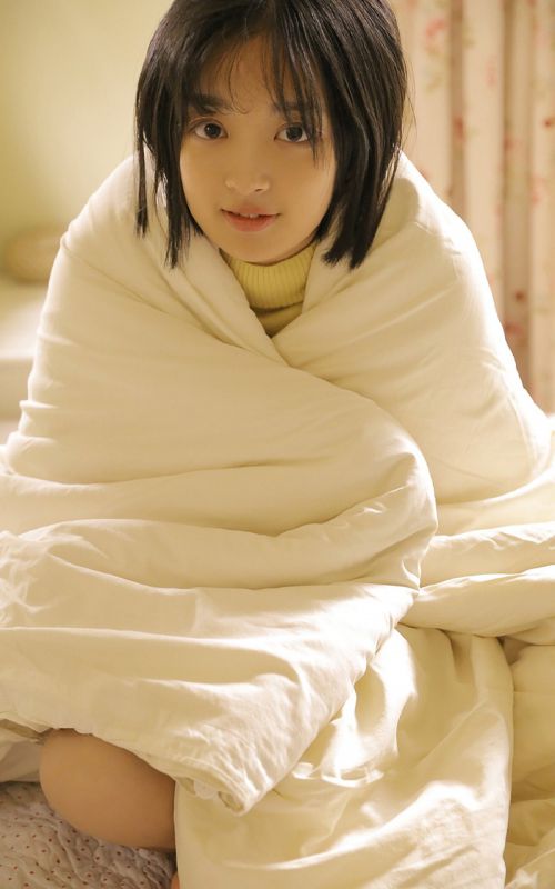 短发少女稚嫩可爱撩人居家酥胸长腿诱惑写真