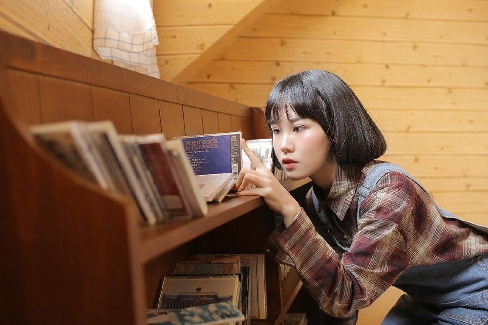 文学少女学生妹室内牛仔背带裤清纯写真