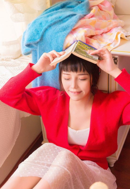 邻家长相甜美萝莉酥胸美乳深沟诱惑写真