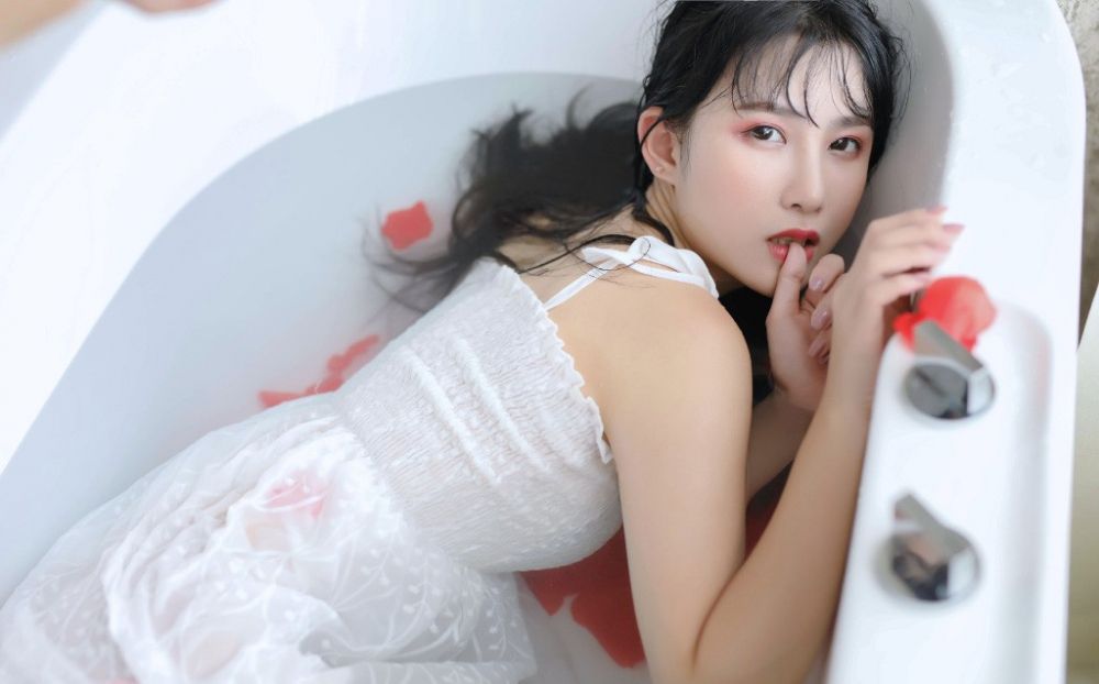 元气少女洗澡湿身惹火姿态风骚写真图片