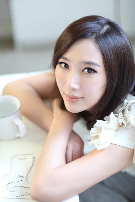 邻家女孩赵子惠室内迷人写真