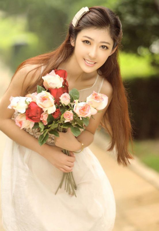 清纯长发美女户外高清写真