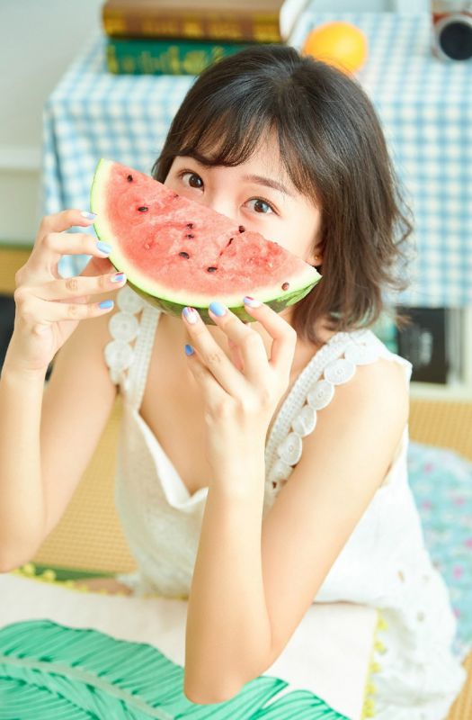 甜美女孩短发吊带裙诱人白嫩玉足写真