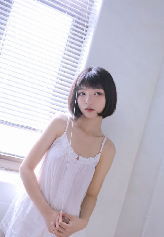 日本美女吊带短发情趣诱惑性感写真
