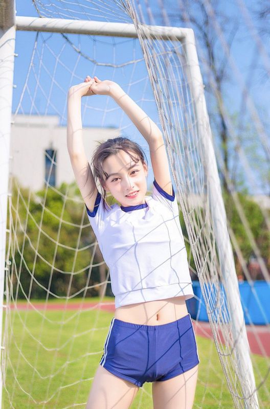 校园运动服美女户外白皙翘臀美腿性感写真图片