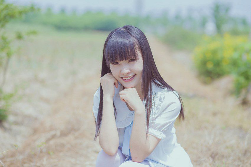 日系美女户外短裙写真笑容甜美迷人