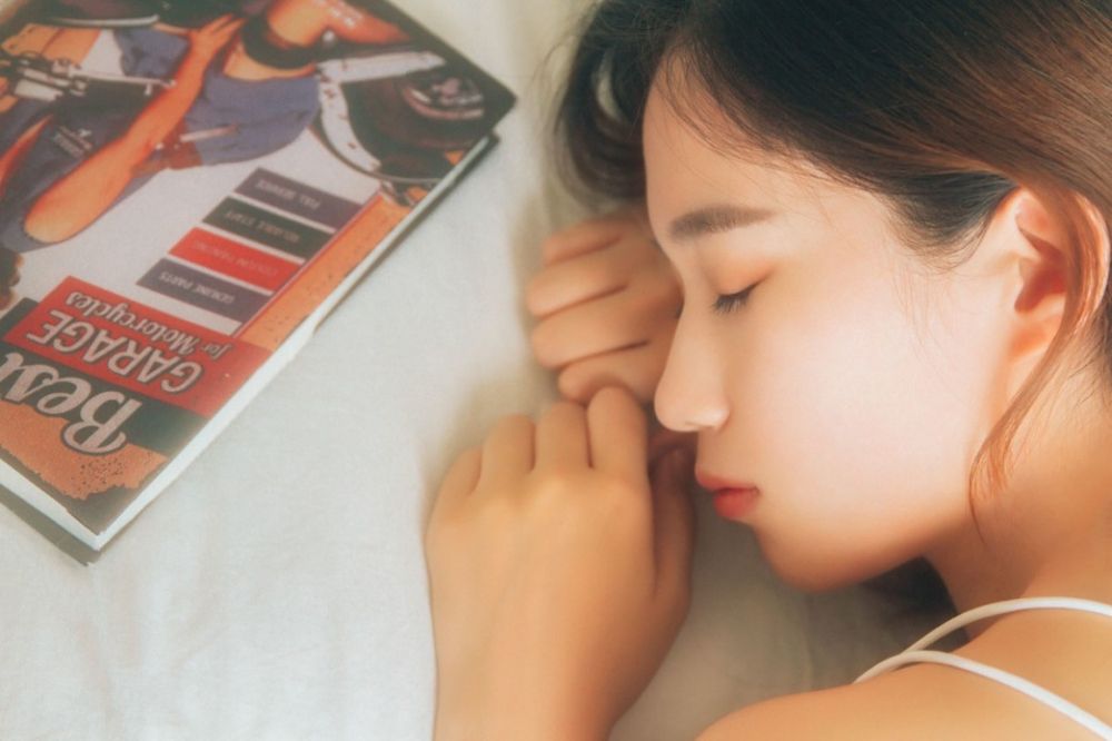新娘白纱长裙洞房床上有模有样诱惑写真