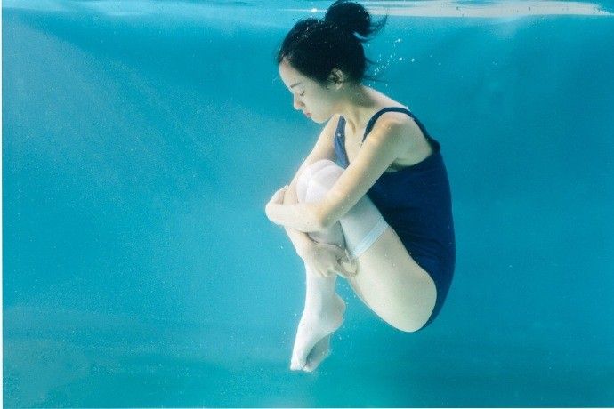 深海女孩湿身连体内衣白丝氧气白嫩写真