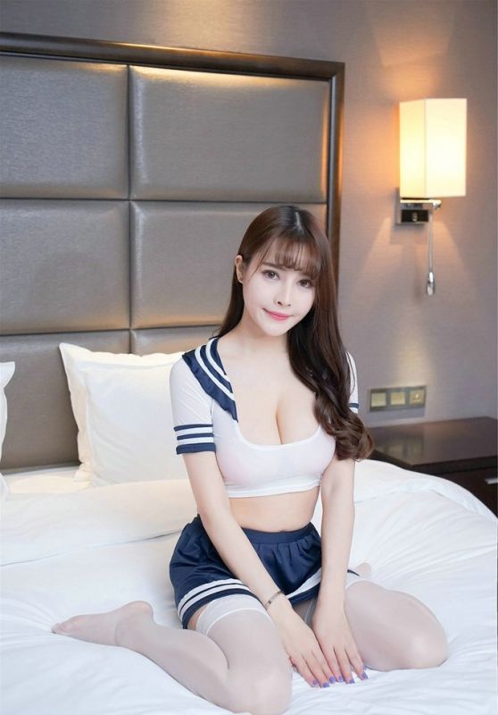 我的妻子的姐姐穿学生制服露爆乳白丝美腿高清写真
