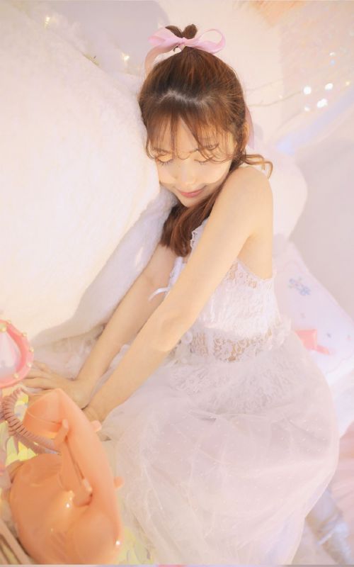 薄纱内衣粉嫩美女长腿白丝清纯甜美养眼写真