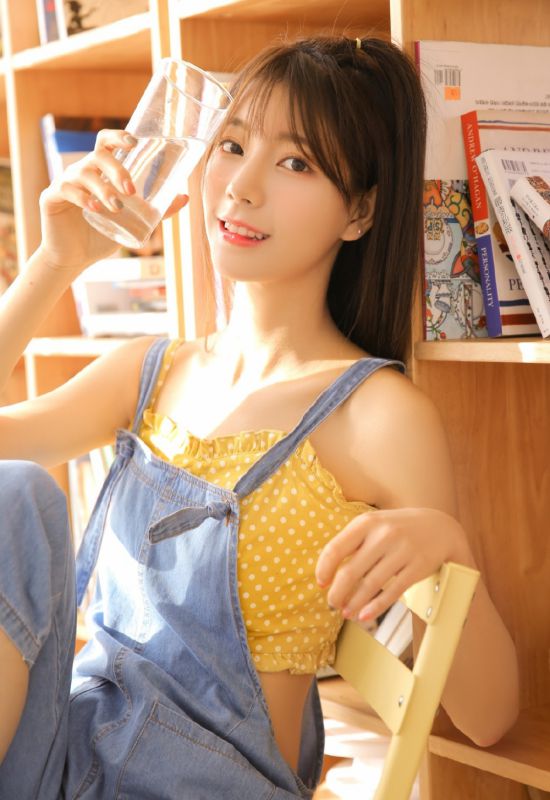 美女御姐私房背带裤长发清新长腿写真
