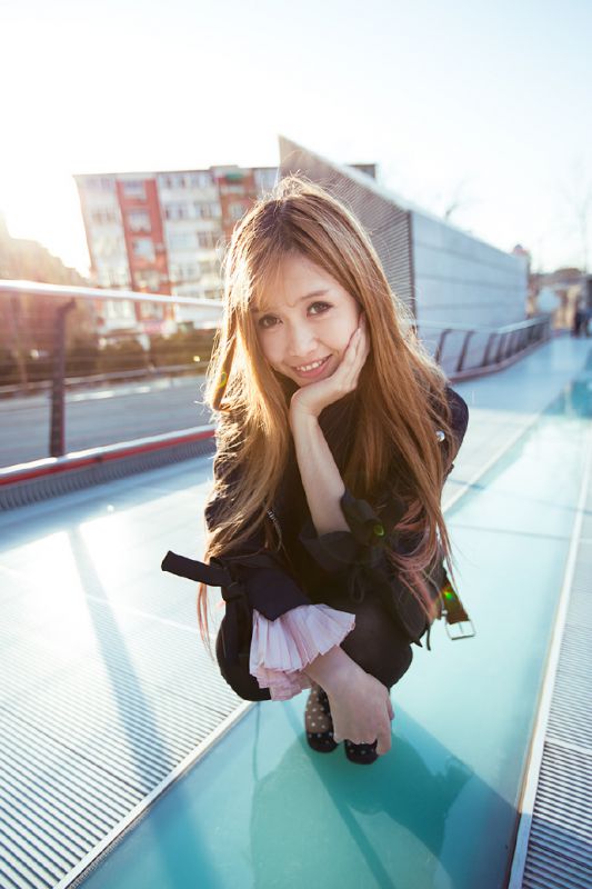 长发飘飘重庆美女时尚街拍照