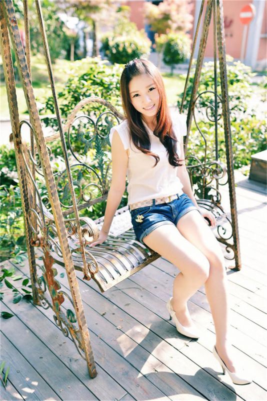 阳光美女迷人气质街拍