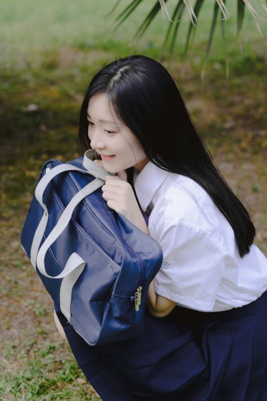 校园清纯美女学姐氧气素雅唯美养眼户外写真图片
