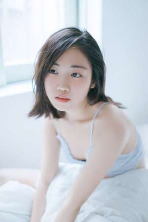 清纯素人性感香肩锁骨酥胸短裙写真