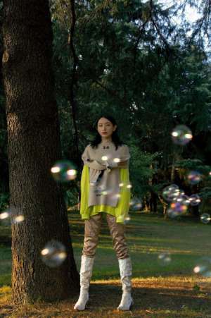 美女明星施诗户外复古妖娆生活照写真图片