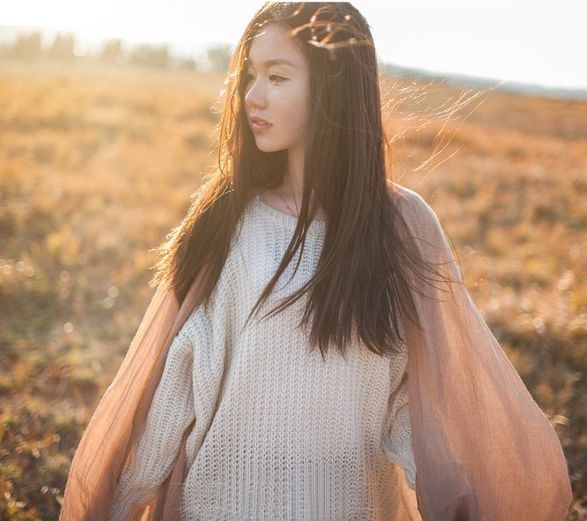 90后长发美女户外唯美写真