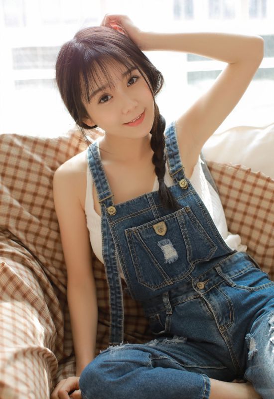 抚媚邻家文艺萝莉吊带牛仔裤长相甜美女孩写真