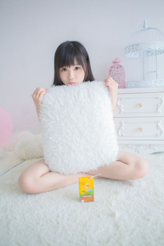 邻家女孩白皙美乳私房漏泄春光乳沟诱惑写真