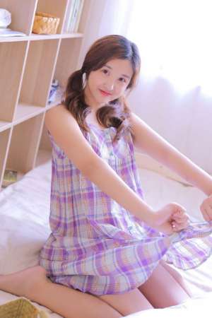 双马尾可爱萝莉室内俏皮萌妹子写真图片