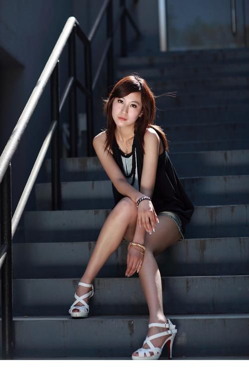 素颜美女街头迷人写照