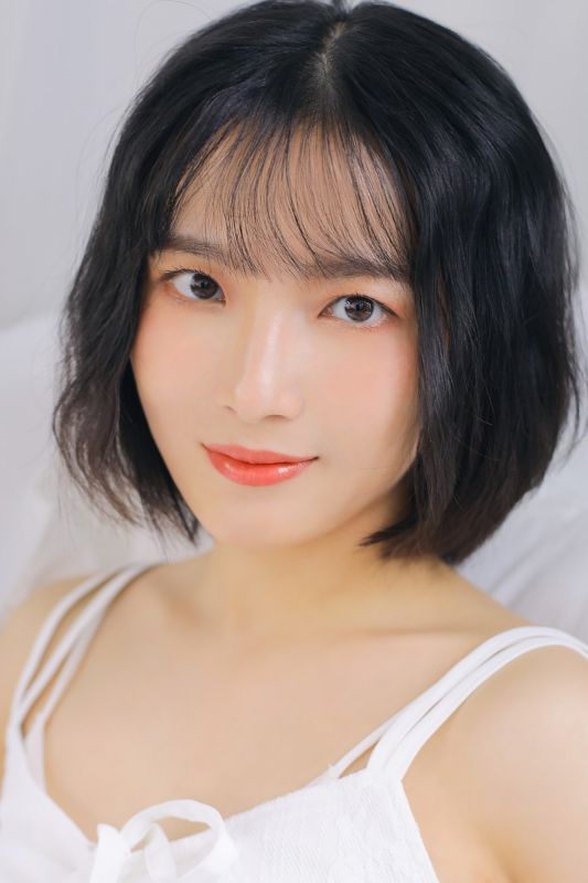 短发白嫩少妇吊带酥胸深沟长裙清纯诱惑写真图片