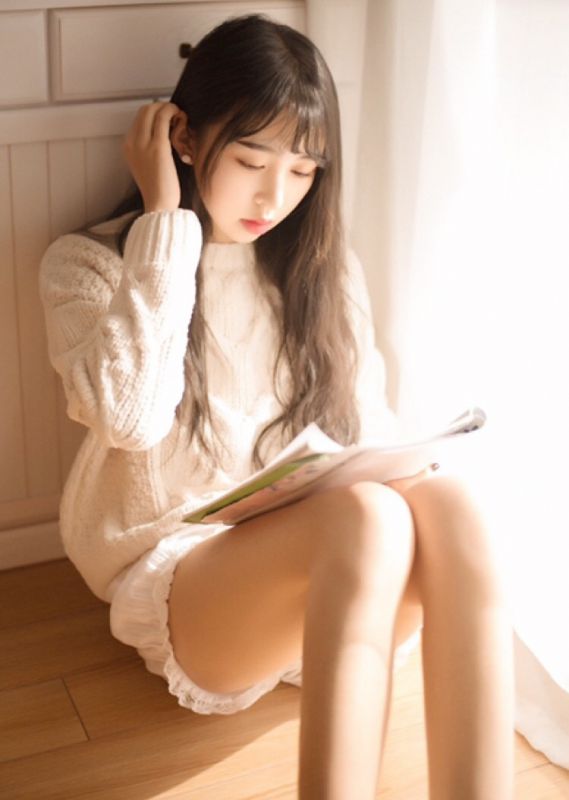 90后甜美气质长发尤物美女唯美梦幻私房美腿写真
