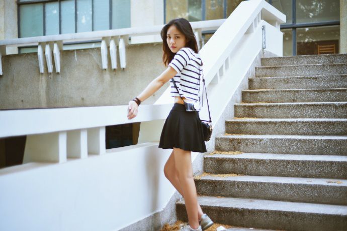 俏皮可爱小美女户外高清写真