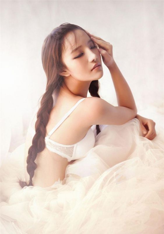 清纯美女白色薄纱诱惑写真