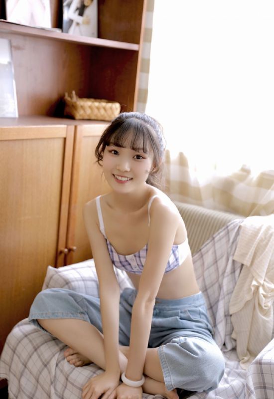 甜美笑容少女私房吊带抹胸清纯诱惑写真