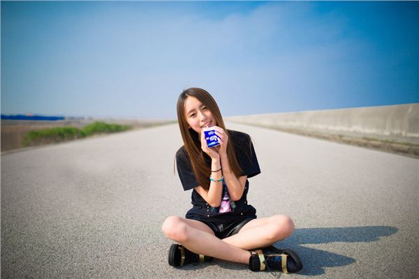 清纯白衣少女休闲青春范十足
