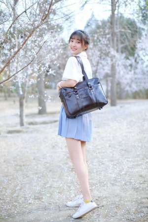 户外校园衬衫美女白嫩长腿制服诱惑养眼清纯图片
