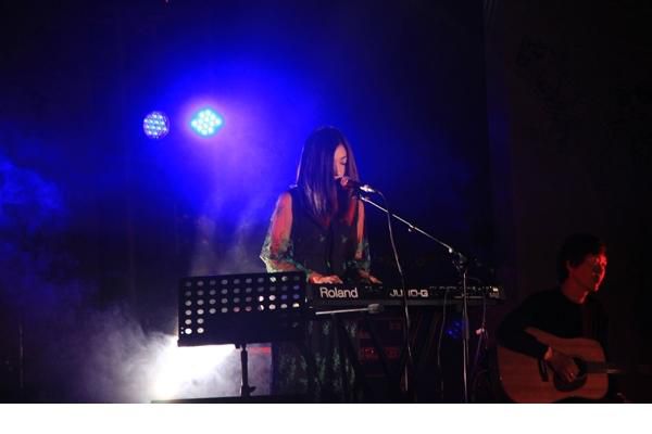 美女明星田原音乐节演唱图片