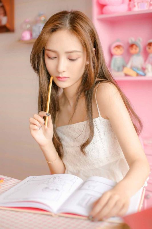 运动少女户外湿身大奶喷射大腿写真