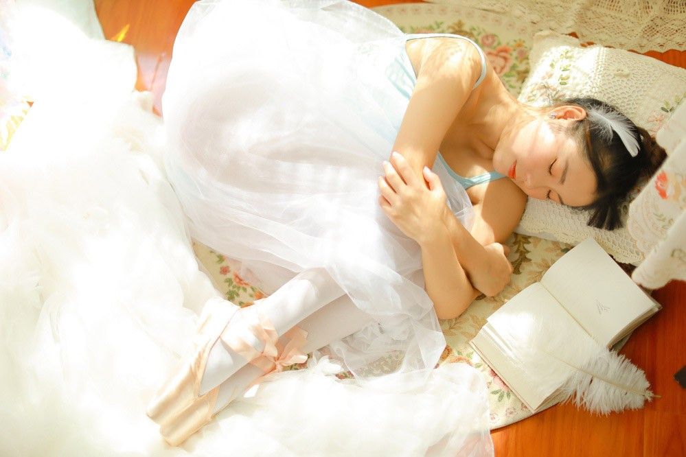 邻家吊带舞蹈美女低胸大胆人体艺术性感骚逼写真