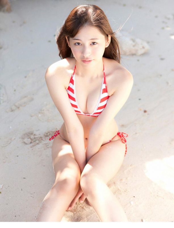 火辣比基尼女郎户外性感写真
