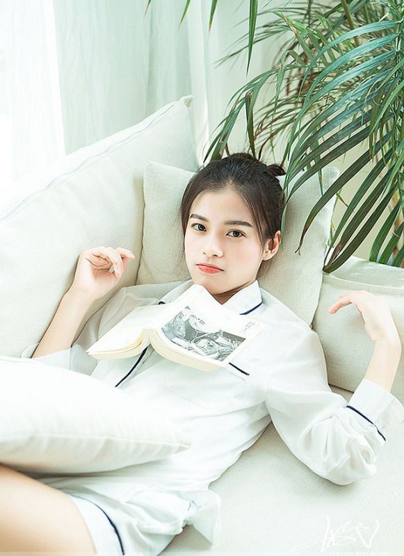 邻家素人美女甜美笑容放纵大胆喝酒性感撩人写真