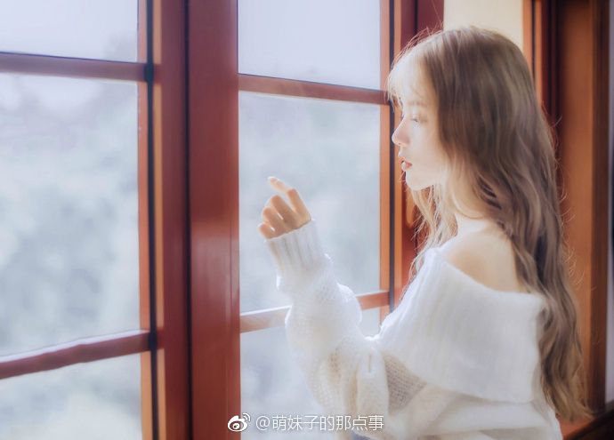 清纯萌妹子侧脸惊艳可爱唯美氧气写真图片