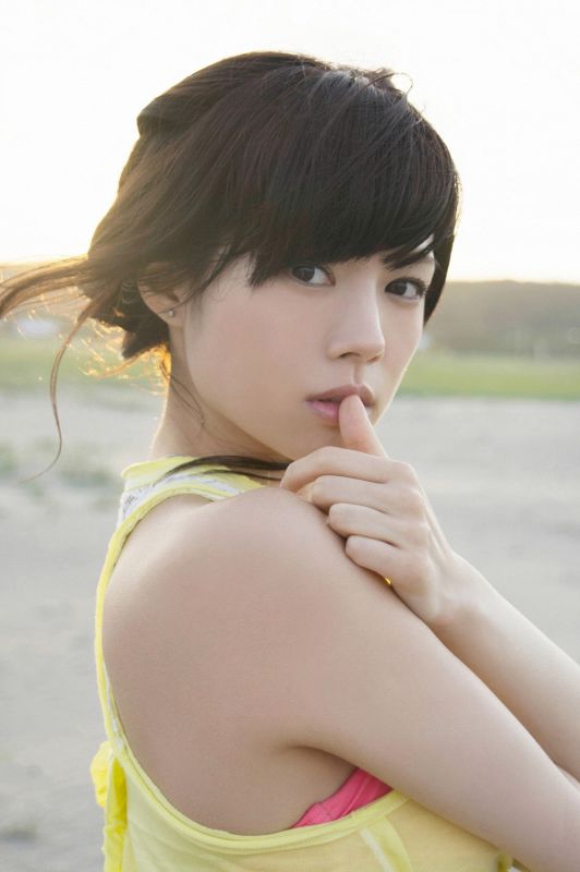 日本90后美女松川佑依子清新外拍