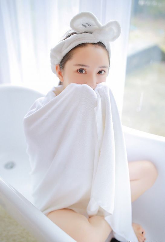 裹浴袍洗澡萝莉水灵白嫩美腿清纯写真
